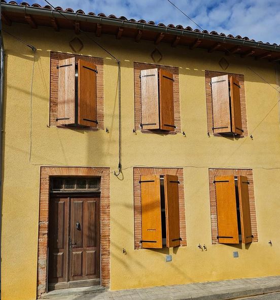 Façade, peinture jaunes après travaux.