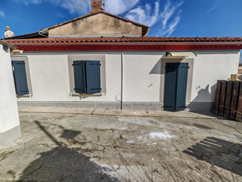 Façade et volet avant travaux.