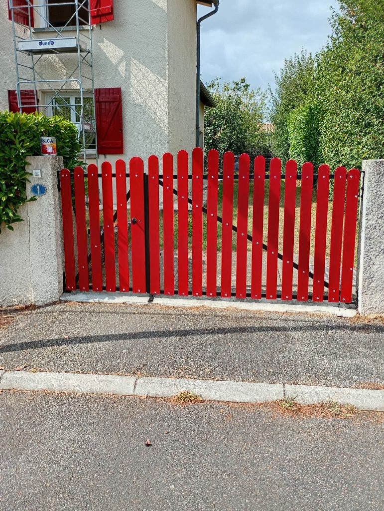 Portail rouge après travaux.