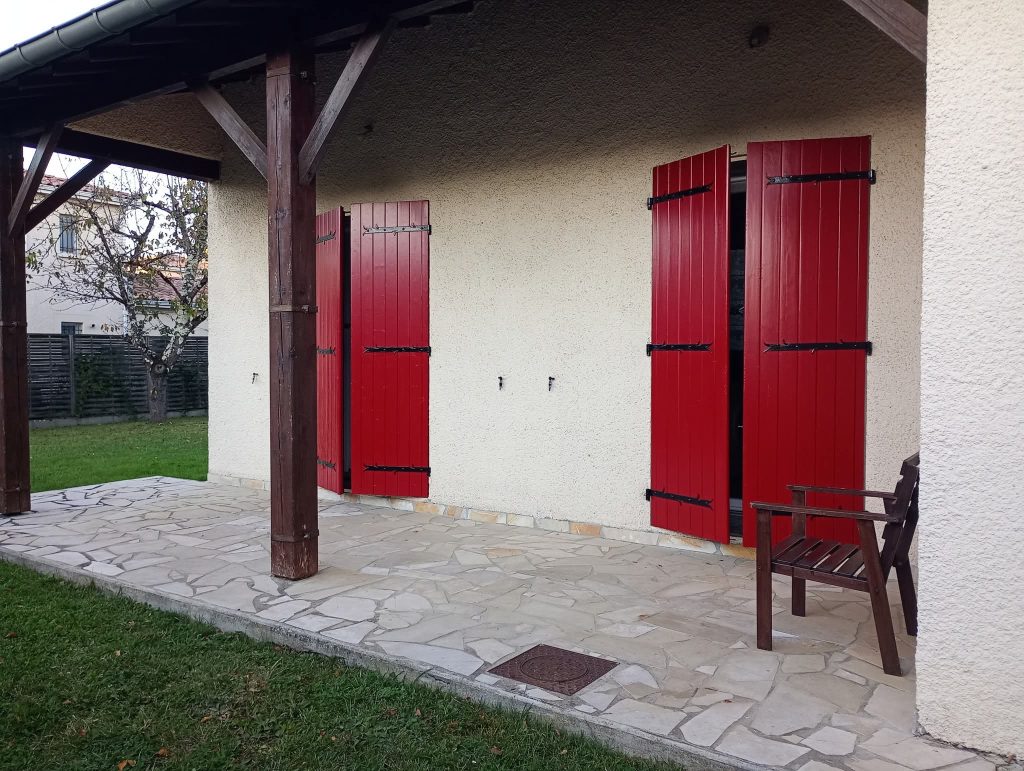 Terrasse et volets rouges après travaux